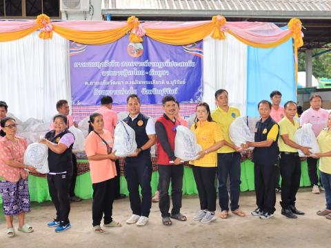 พิธีมอบถุงยังชีพให้กับประชาชนประสบภัยจากการสู้รับ ไทย-กัมพูชา