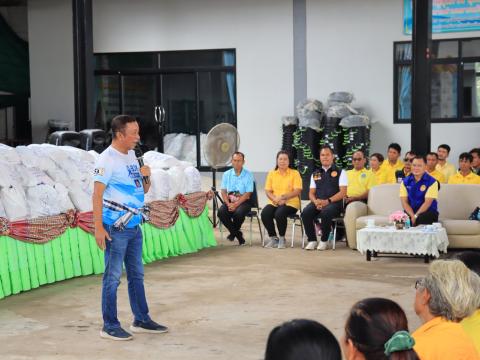 พิธีมอบถุงยังชีพให้กับประชาชนประสบภัยจากการสู้รับ ไทย-กัมพูชา