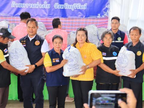 พิธีมอบถุงยังชีพให้กับประชาชนประสบภัยจากการสู้รับ ไทย-กัมพูชา