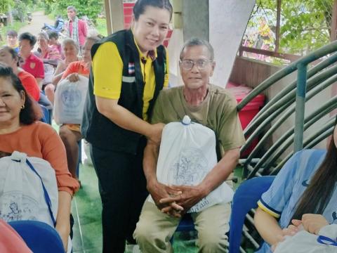 มอบถุงยังชีพให้กับประชาชนผู้ประสบภัยจากการสู้รับ ไทย-กัมพูชา ในพื้นที่ตำบลถาวร