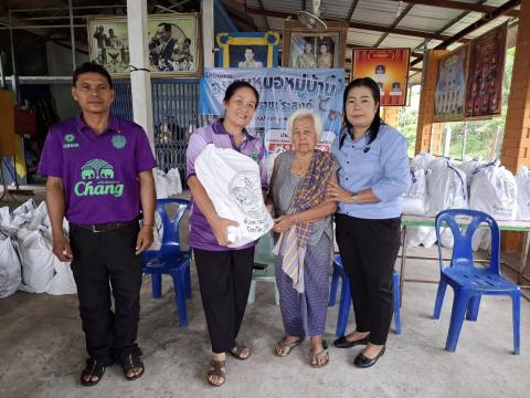 มอบถุงยังชีพให้กับประชาชนผู้ประสบภัยจากการสู้รับ ไทย-กัมพูชา หมู่ที่ 1