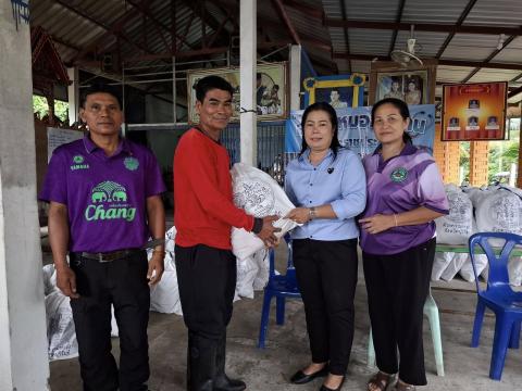 มอบถุงยังชีพให้กับประชาชนผู้ประสบภัยจากการสู้รับ ไทย-กัมพูชา หมู่ที่ 1