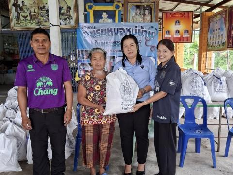 มอบถุงยังชีพให้กับประชาชนผู้ประสบภัยจากการสู้รับ ไทย-กัมพูชา หมู่ที่ 1