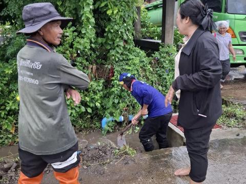 ลงพื้นที่เพื่อเเก้ไขปัญหาน้ำท่วมขังบริเวณซอยกลางหมู่บ้าน หมู่ที่ 1