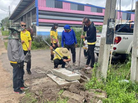 ดำเนินการซ่อมฝาท่อ และ ติดตั้งตะแกรงฝาท่อระบายน้ำ