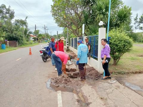 ลงพื้นที่ดำเนินการลอกท่อระบายน้ำอุดตัน