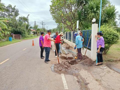 ลงพื้นที่ดำเนินการลอกท่อระบายน้ำอุดตัน