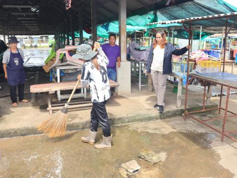 ลงพื้นที่ดำเนินการทำความสะอาดและจัดระเบียบพื้นที่ตลาดลานค้าชุมชน