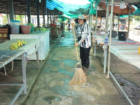 ลงพื้นที่ดำเนินการทำความสะอาดและจัดระเบียบพื้นที่ตลาดลานค้าชุมชน