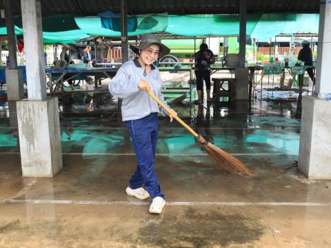 ลงพื้นที่ดำเนินการทำความสะอาดและจัดระเบียบพื้นที่ตลาดลานค้าชุมชน