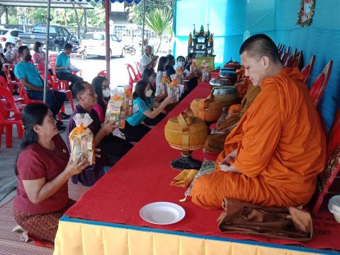 ทำพิธีเลี้ยงเพลพระถวายภัตตาหารแด่พระภิกษุสงฆ์