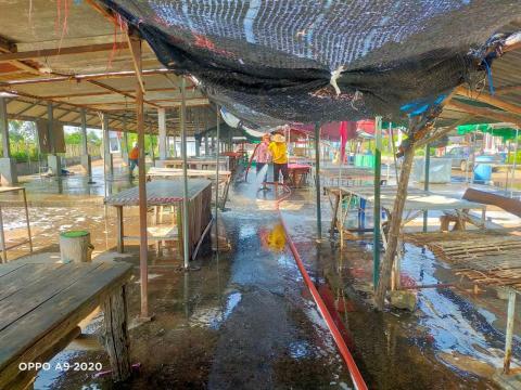 ล้างทำความสะอาดตลาดลานค้าชุมชน