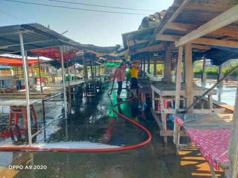 ล้างทำความสะอาดตลาดลานค้าชุมชน