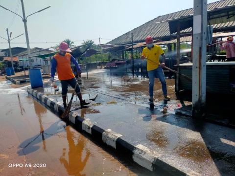 ล้างทำความสะอาดตลาดลานค้าชุมชน