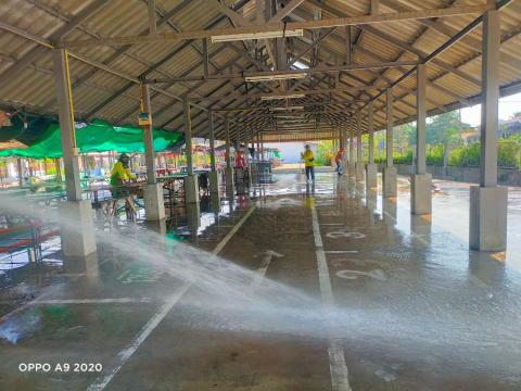 ล้างทำความสะอาดตลาดลานค้าชุมชน