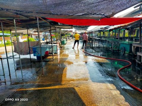 ล้างทำความสะอาดตลาดลานค้าชุมชน