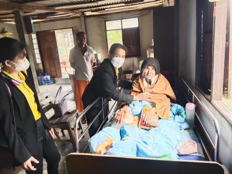 มอบสิ่งของยังชีพให้กับคุณยายถวิล สังฆรักษ์