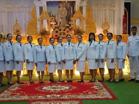 ร่วมพิธีถวายเครื่องราชสักการะ วางพานพุ่ม และพิธีจุดเทียนถวายพระพรชัยมงคล