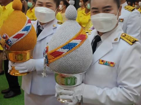 ร่วมพิธีถวายเครื่องราชสักการะ วางพานพุ่ม และพิธีจุดเทียนถวายพระพรชัยมงคล