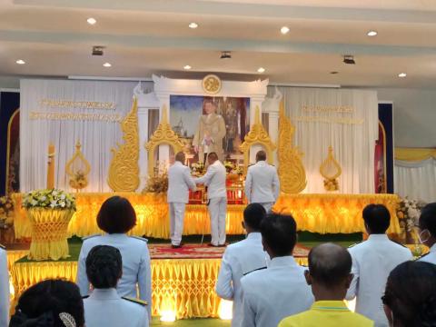 ร่วมพิธีถวายเครื่องราชสักการะ วางพานพุ่ม และพิธีจุดเทียนถวายพระพรชัยมงคล