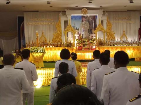 ร่วมพิธีถวายเครื่องราชสักการะ วางพานพุ่ม และพิธีจุดเทียนถวายพระพรชัยมงคล