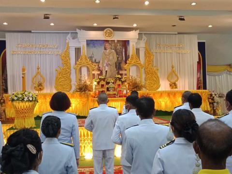 ร่วมพิธีถวายเครื่องราชสักการะ วางพานพุ่ม และพิธีจุดเทียนถวายพระพรชัยมงคล