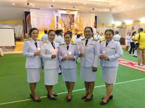 ร่วมพิธีถวายเครื่องราชสักการะ วางพานพุ่ม และพิธีจุดเทียนถวายพระพรชัยมงคล