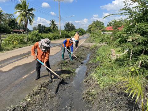 ขุดร่องระบายน้ำ หมู่ที่ 9