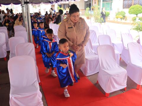 พิธีมอบวุฒิบัตรให้กับเด็กนักเรียนที่จบการศึกษา