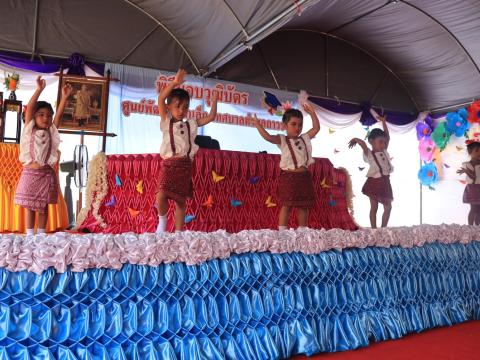 พิธีมอบวุฒิบัตรให้กับเด็กนักเรียนที่จบการศึกษา