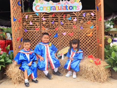 พิธีมอบวุฒิบัตรให้กับเด็กนักเรียนที่จบการศึกษา