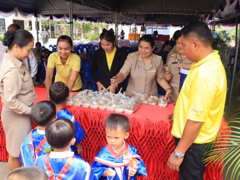 พิธีมอบวุฒิบัตรให้กับเด็กนักเรียนที่จบการศึกษา