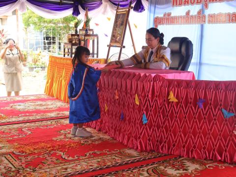 พิธีมอบวุฒิบัตรให้กับเด็กนักเรียนที่จบการศึกษา