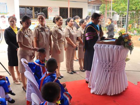 พิธีมอบวุฒิบัตรให้กับเด็กนักเรียนที่จบการศึกษา