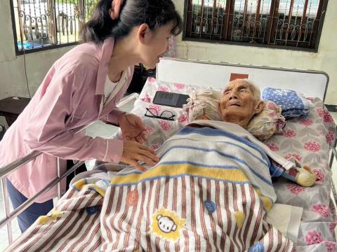 มอบผ้าอ้อมผู้ใหญ่