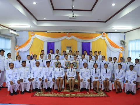 พิธี รับพระราชทานพระบรมฉายาลักษณ์ พระบาทสมเด็จพระเจ้าอยู่หัวที่ ฉายกับสมเด็จพระนางเจ้าฯพระบรมราชินี