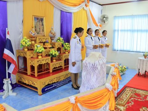 พิธี รับพระราชทานพระบรมฉายาลักษณ์ พระบาทสมเด็จพระเจ้าอยู่หัวที่ ฉายกับสมเด็จพระนางเจ้าฯพระบรมราชินี