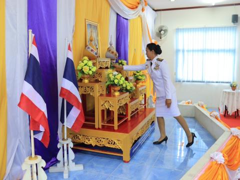 พิธี รับพระราชทานพระบรมฉายาลักษณ์ พระบาทสมเด็จพระเจ้าอยู่หัวที่ ฉายกับสมเด็จพระนางเจ้าฯพระบรมราชินี