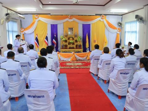 พิธี รับพระราชทานพระบรมฉายาลักษณ์ พระบาทสมเด็จพระเจ้าอยู่หัวที่ ฉายกับสมเด็จพระนางเจ้าฯพระบรมราชินี
