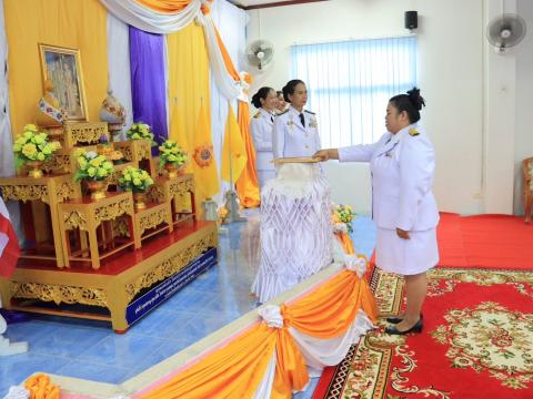 พิธี รับพระราชทานพระบรมฉายาลักษณ์ พระบาทสมเด็จพระเจ้าอยู่หัวที่ ฉายกับสมเด็จพระนางเจ้าฯพระบรมราชินี