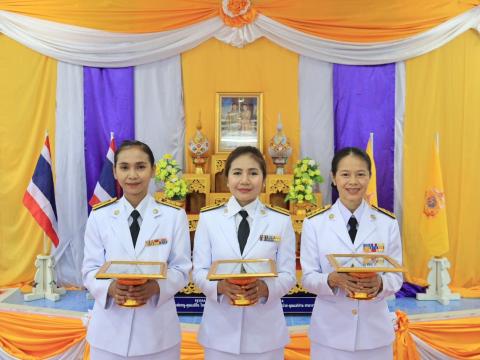 พิธี รับพระราชทานพระบรมฉายาลักษณ์ พระบาทสมเด็จพระเจ้าอยู่หัวที่ ฉายกับสมเด็จพระนางเจ้าฯพระบรมราชินี