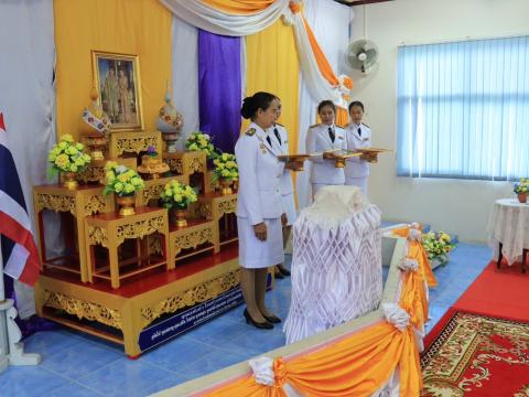 พิธี รับพระราชทานพระบรมฉายาลักษณ์ พระบาทสมเด็จพระเจ้าอยู่หัวที่ ฉายกับสมเด็จพระนางเจ้าฯพระบรมราชินี