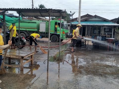 ล้างทำความสะอาดตลาดลานค้าชุมชน