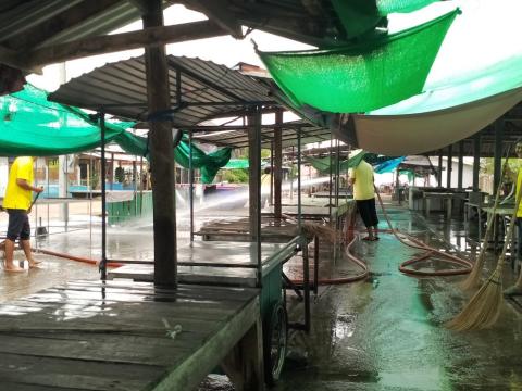 ล้างทำความสะอาดตลาดลานค้าชุมชน