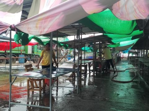 ล้างทำความสะอาดตลาดลานค้าชุมชน