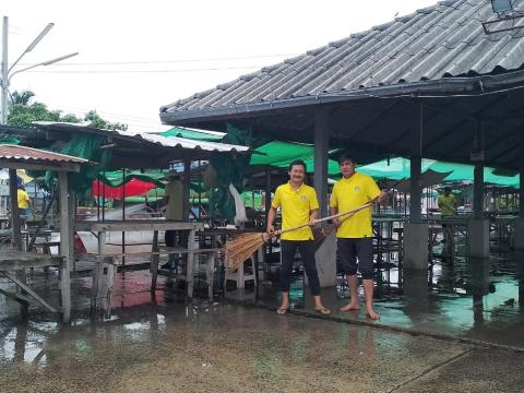 ล้างทำความสะอาดตลาดลานค้าชุมชน