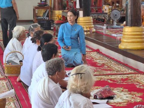 พิธีเจริญพระพุทธมนต์ปฏิบัติธรรมเจริญสมาธิภาวนาเพื่อเฉลิมพระเกียรติ