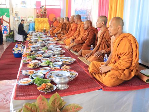 ทำบุญตักบาตรถวายเพลพระ ส่งท้ายปีเก่าต้อนรับปีใหม่