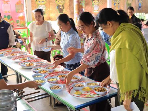 ทำบุญตักบาตรถวายเพลพระ ส่งท้ายปีเก่าต้อนรับปีใหม่