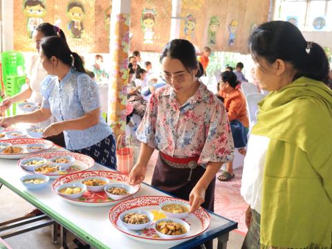 ทำบุญตักบาตรถวายเพลพระ ส่งท้ายปีเก่าต้อนรับปีใหม่